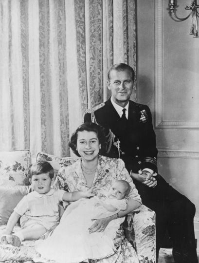 Елизавета II с принцем Филиппом и детьми в 1950-м году (принц Чарльз - слева). Фото Getty