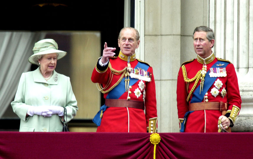 Елизавета II с принцем Филиппом и Чарльзом в 2001 году. Фото Getty