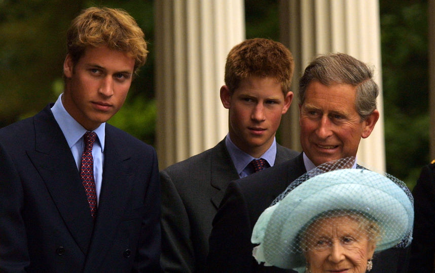 Принц Чарльз с сыновьями Уильямом и Гарри в 2001 году. Фото Getty