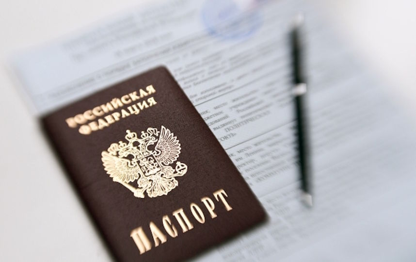 Прототип электронного паспорта представляет собой пластиковую карточку размером с водительские права. Фото РИА Новости