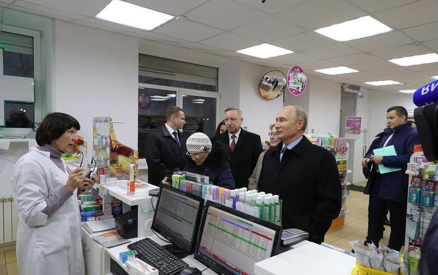Владимир Путин внезапно появился в аптеке Петербурга. Фото Скриншот Instagram: @kibitov