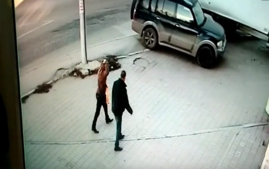 В Калуге мужчина до смерти забил прохожего дубиной возле супермаркета: Видео. Фото Скриншот Youtube