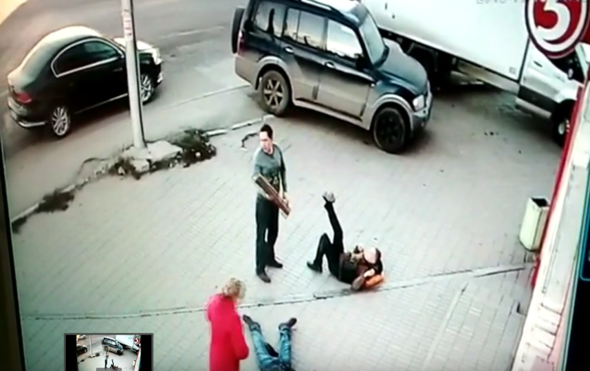 В Калуге мужчина до смерти забил прохожего дубиной возле супермаркета: Видео. Фото Скриншот Youtube
