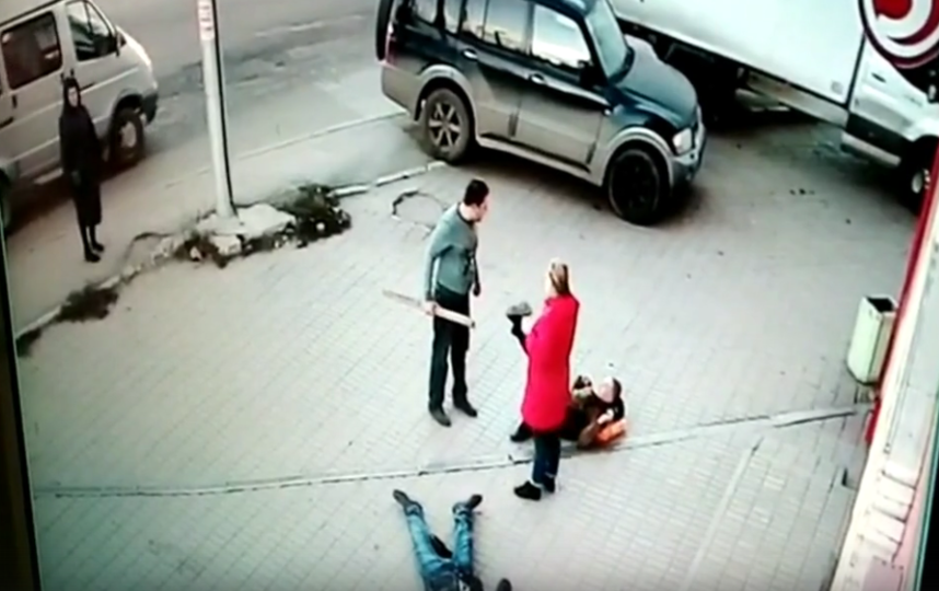 В Калуге мужчина до смерти забил прохожего дубиной возле супермаркета: Видео
