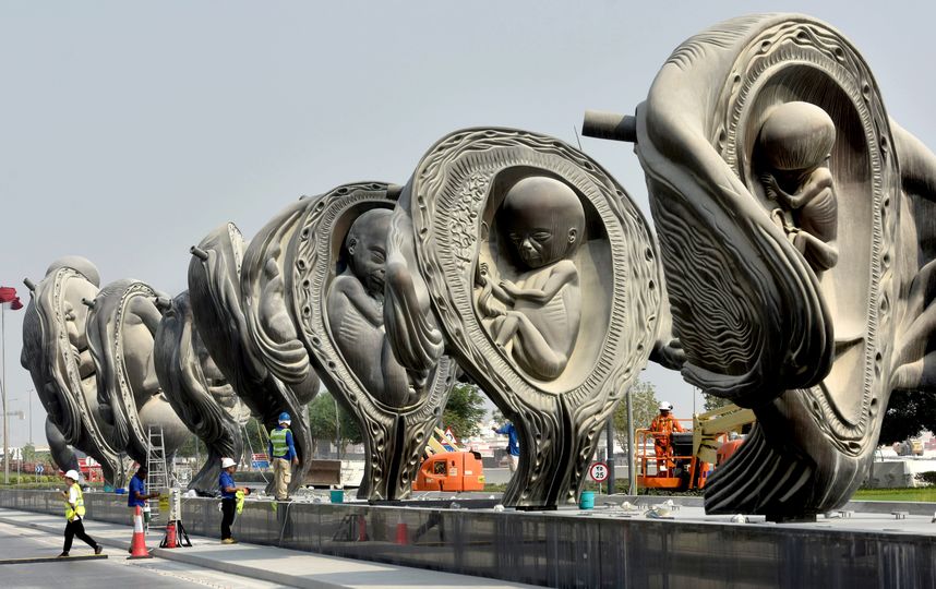 Бронзовые скульптуры установлены у медицинского центра в Дохе. Фото AFP