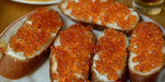 Лососевая икра вырабатывается из кеты, горбуши, кижуча, нерки с помощью обработки раствором поваренной соли, иногда с использованием антисептиков. Лососевая икра вырабатывается из кеты, горбуши, кижуча, нерки с помощью обработки раствором поваренной соли, иногда с использованием антисептиков.
