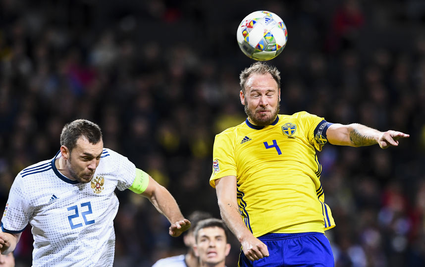Артём Дзюба в матче с командой Швеции. Фото AFP