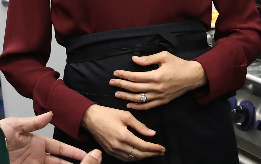 Меган Маркл надела два кольца. Одно - свадебное, на левой руке, другое - слово ЛЮБОВЬ. Фото Getty