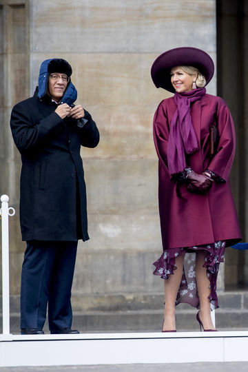 Королева Нидерландов улыбнулась, увидев шапку-ушанку. Фото Getty