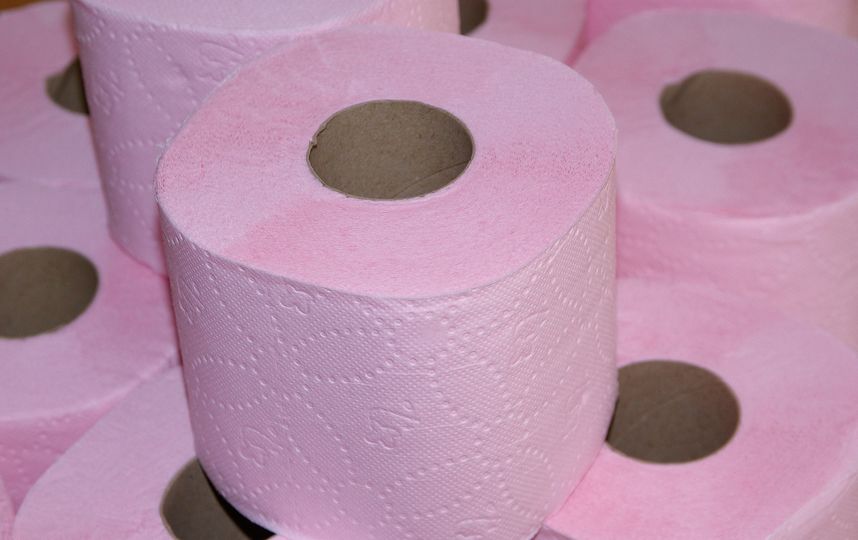 Специалисты опровергли миф о том, что цветная и ароматизированная туалетная бумага может вызывать раздражение или окрашивать кожу. Фото Pixabay