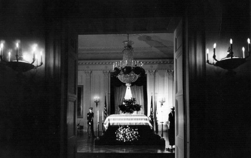 Гроб с телом Кеннеди в Белом доме. Фото Getty