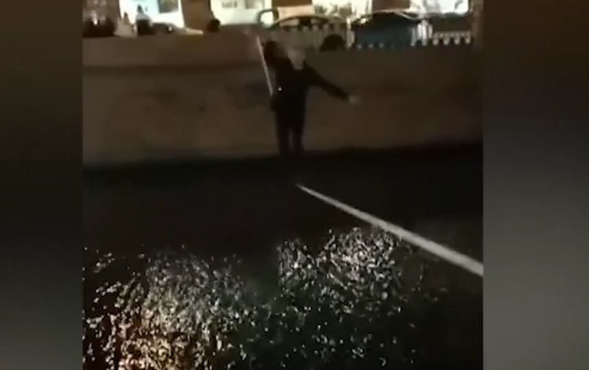Канатоходец прогулялся через канал Грибоедова, на другом берегу его встретили полицейские. Фото скриншот видео