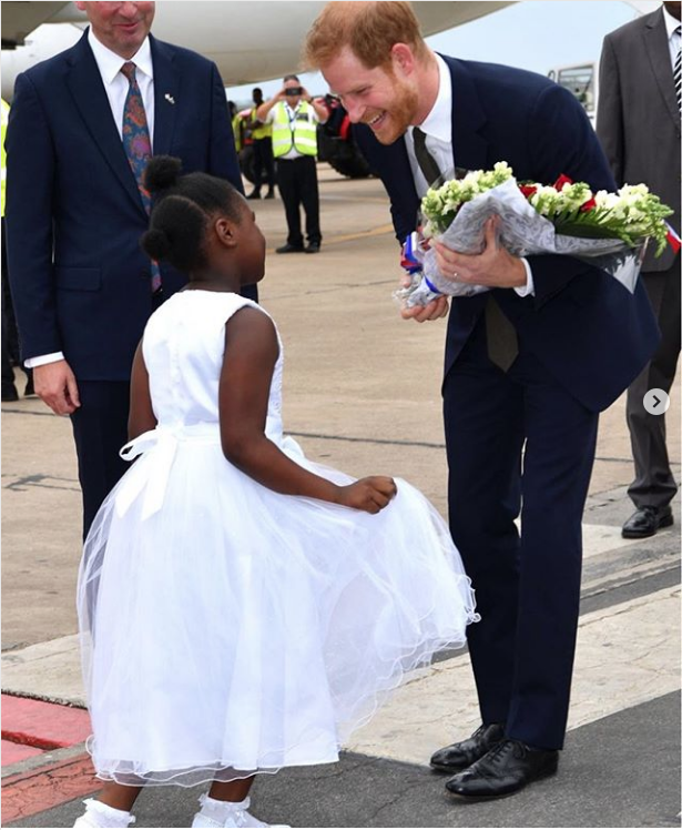 Принца встретили танцами и цветами в Замбии. Фото https://twitter.com/KensingtonRoyal