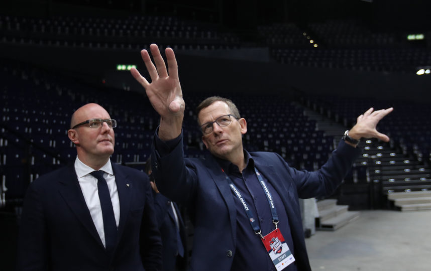 Президент КХл Дмитрий Чернышенко (слева) осматривает арену в Цюрихе. Фото Юрий Кузьмин, Андрей Голованов, photo.khl.ru