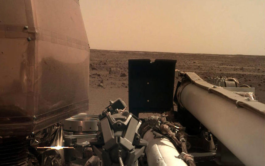Таким видит Марс исследовательский аппарат NASA InSight. 