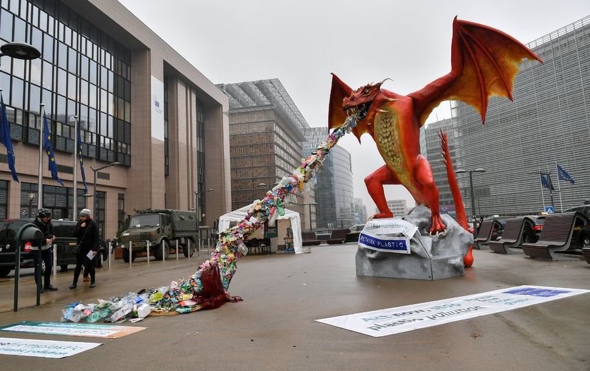 Статую установили перед зданием Европейской комиссии в Брюсселе. Фото AFP