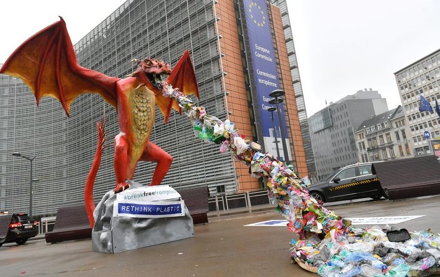 Статую установили перед зданием Европейской комиссии в Брюсселе. Фото AFP