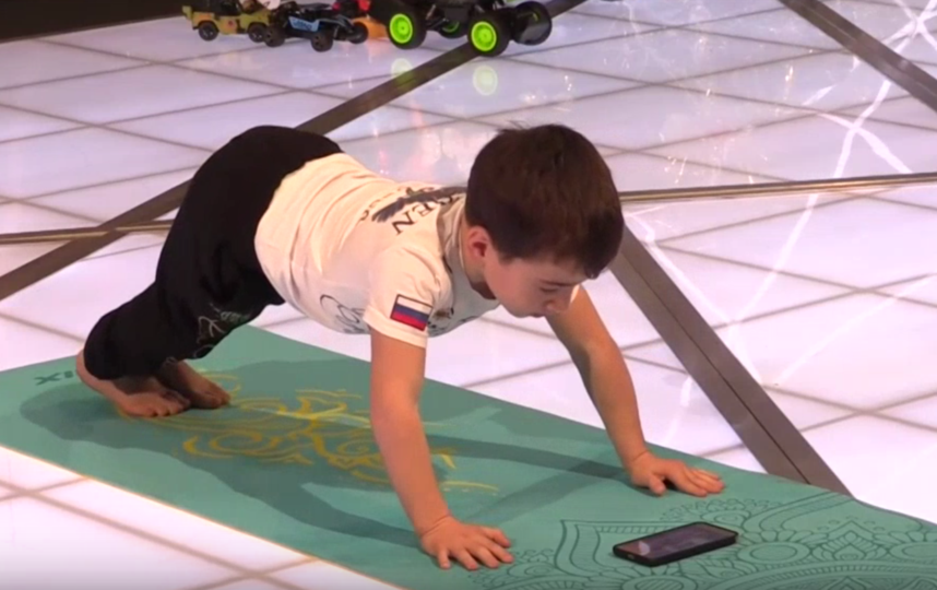 Пятилетний Рахим Куриев установил мировой рекорд по отжиманию. Фото скриншот видео vk.com/mash