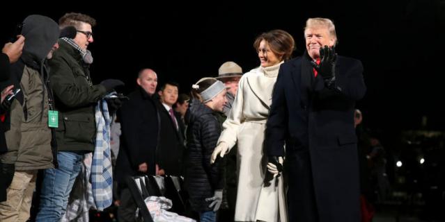 Дональд и Мелания Трамп зажгли огни на главной рождественской ели США. Дональд и Мелания Трамп зажгли огни на главной рождественской ели США.