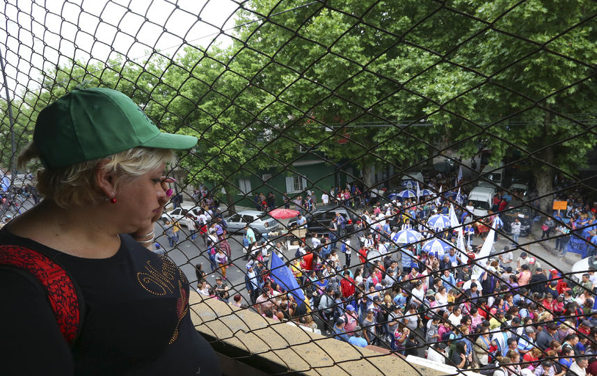 Антиглобалисты выступают на митингах в Буэнос-Айресе. Фото Getty