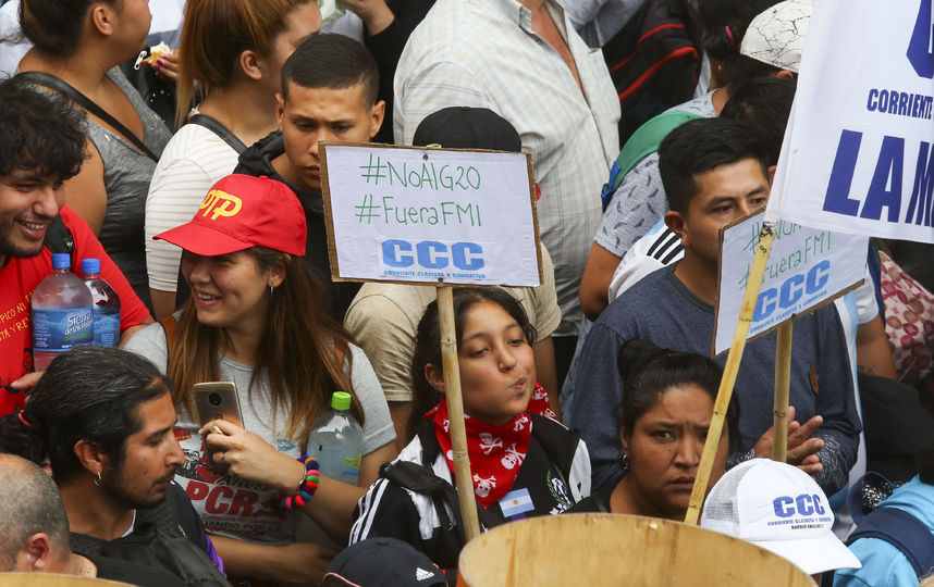 Антиглобалисты выступают на митингах в Буэнос-Айресе. Фото Getty