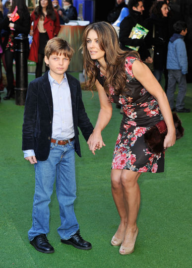 Элизабет Хёрли с сыном Дэмианом в 2011 году. Фото Getty