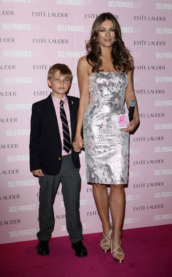 Элизабет Хёрли с сыном Дэмианом в 2011 году. Фото Getty