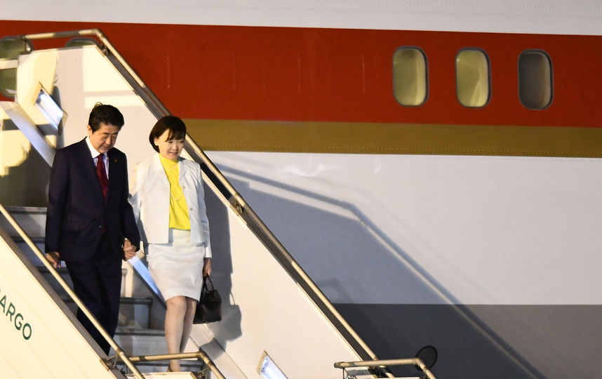 Премьер-министр Японии Синдзо Абэ прибыл с женой Акиэ Абэ. Фото Getty