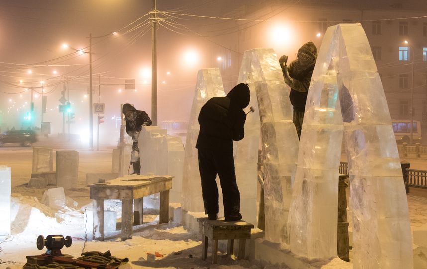 За работой над ледяными фигурами. Фото AFP