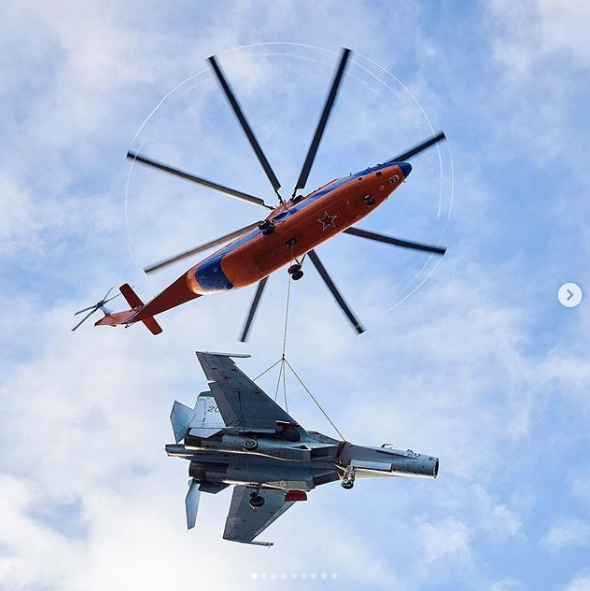 Это уже вторая транспортировка, проведённая вертолётчиками, ранее они таким же образом доставили истребитель Су-27. Фото официальный блог Минобороны России в Instagram