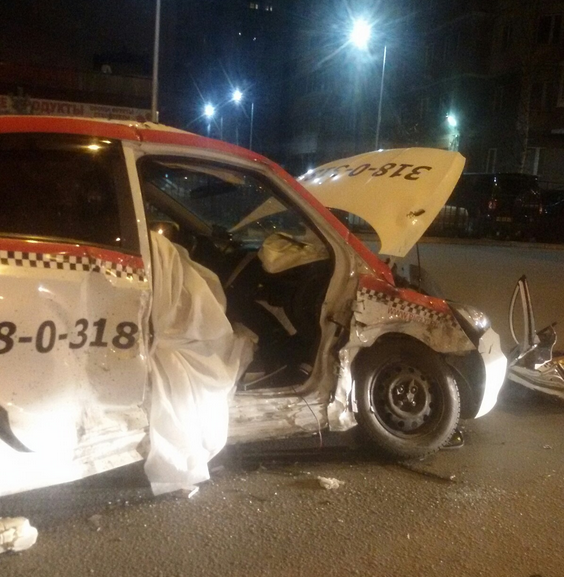 Пассажирка такси скончалась на месте: в Петербурге произошло страшное ДТП. Фото  vk.com/spb_today