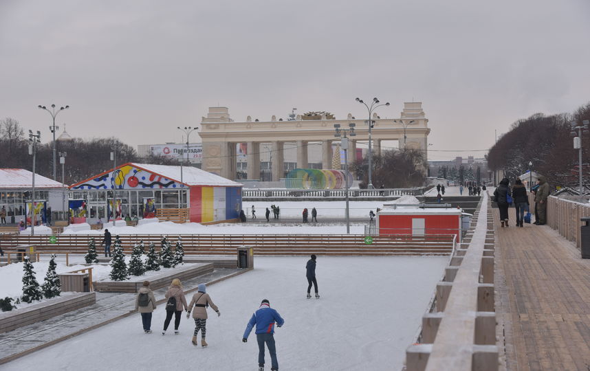 Школы фигурного катания начали работать в московских парках. Фото Василий Кузьмичёнок