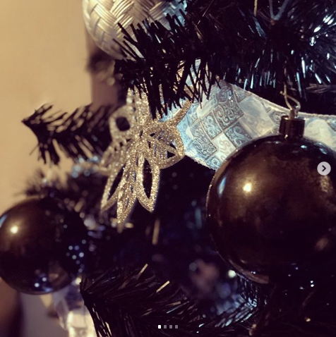 Чёрная ёлка. Фото instagram.com/king_brobert Чёрная ёлка. Фото instagram.com/king_brobert