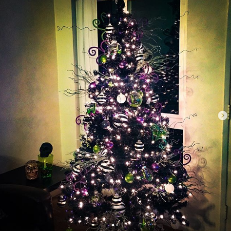 Чёрная ёлка. Фото instagram.com/lecymae.hem Чёрная ёлка. Фото instagram.com/lecymae.hem