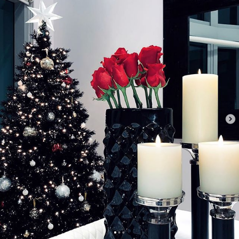 Чёрная ёлка. Фото instagram.com/osgood_21 Чёрная ёлка. Фото instagram.com/osgood_21