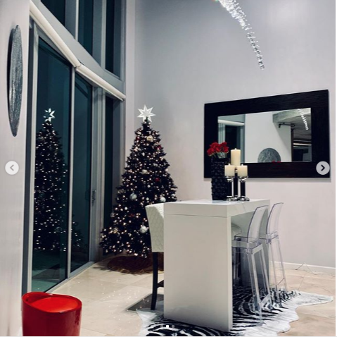 Чёрная ёлка. Фото instagram.com/osgood_21 Чёрная ёлка. Фото instagram.com/osgood_21