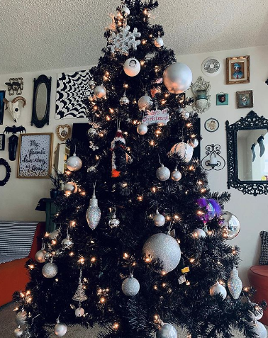 Чёрная ёлка. Фото instagram.com/crystwal_ayala Чёрная ёлка. Фото instagram.com/crystwal_ayala