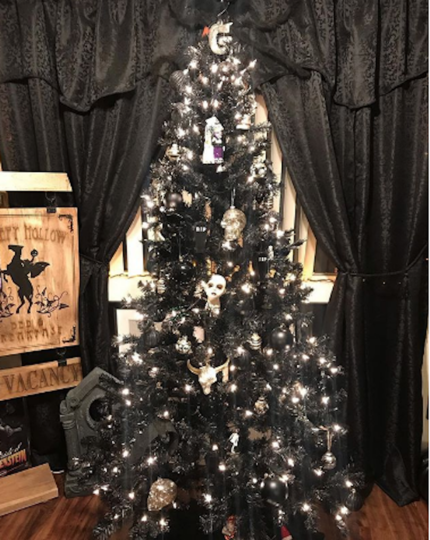 Чёрная ёлка. Фото instagram.com/devlldoll Чёрная ёлка. Фото instagram.com/devlldoll