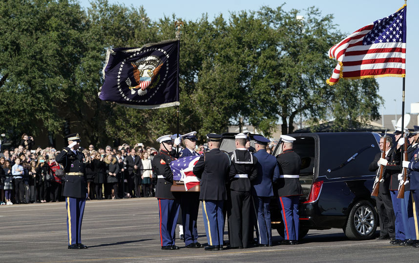Гроб с телом президента доставили в Вашингтон из Хьюстона. Фото Getty