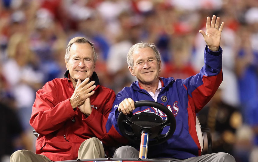 Джордж Буш-старший и его сын. Фото Getty