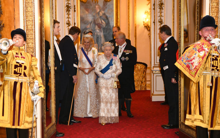 Королева Елизавета II, принц Чарльз и его супруга Камилла, принц Уильям и Кейт Миддлтон. Фото Getty