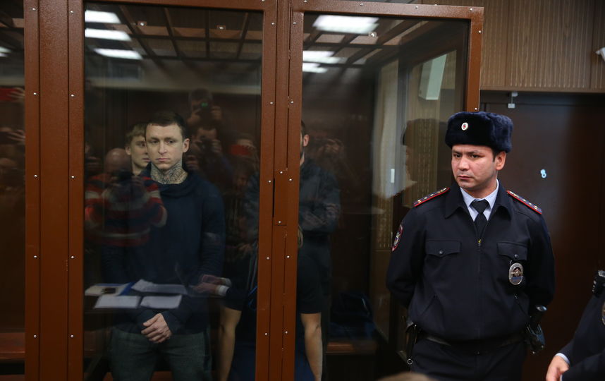 Павел Мамаев и Александр Кокорин (на заднем плане) в одной клетке в зале Тверского районного суда. Фото Василий Кузьмичёнок