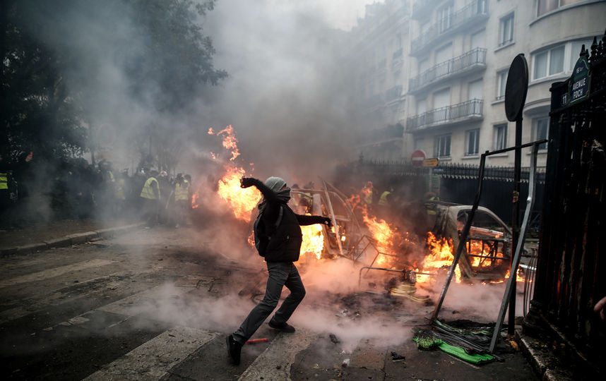 Протестные акции сопровождались погромами, поджогами и столкновениями с полицией. Фото AFP