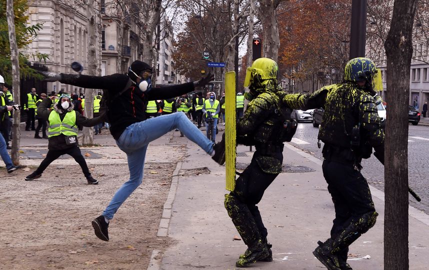 Протестные акции сопровождались погромами, поджогами и столкновениями с полицией. Фото AFP
