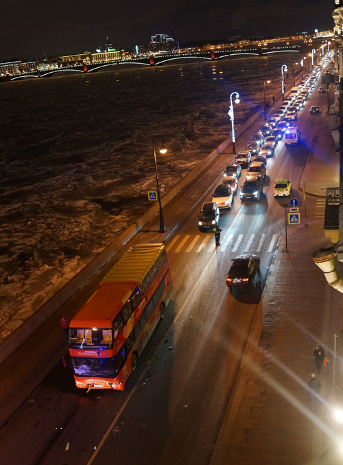"Резкий удар и грохот": в Сети появилось жуткое видео момента аварии в центре Петербурга. Фото https://vk.com/spb_today