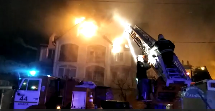 В Анапе горит сразу три дома. Фото все - скриншот видео http://23.mchs.gov.ru/