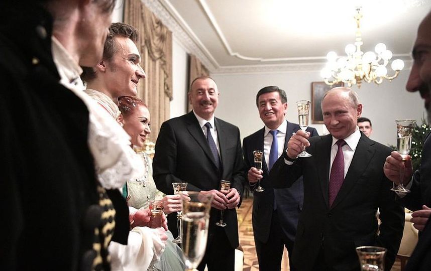 После спектакля Владимир Путин и участники саммита встретились с труппой Мариинского театра. Фото kremlin.ru