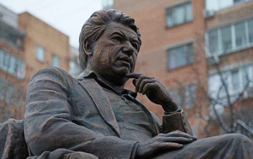 Памятник Чингизу Айтматову открыли в Москве. Фото РИА Новости