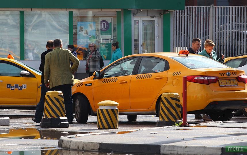 Водитель такси, сбивший пешеходов в центре Москвы, не имеет прав. Фото Василий Кузьмичёнок