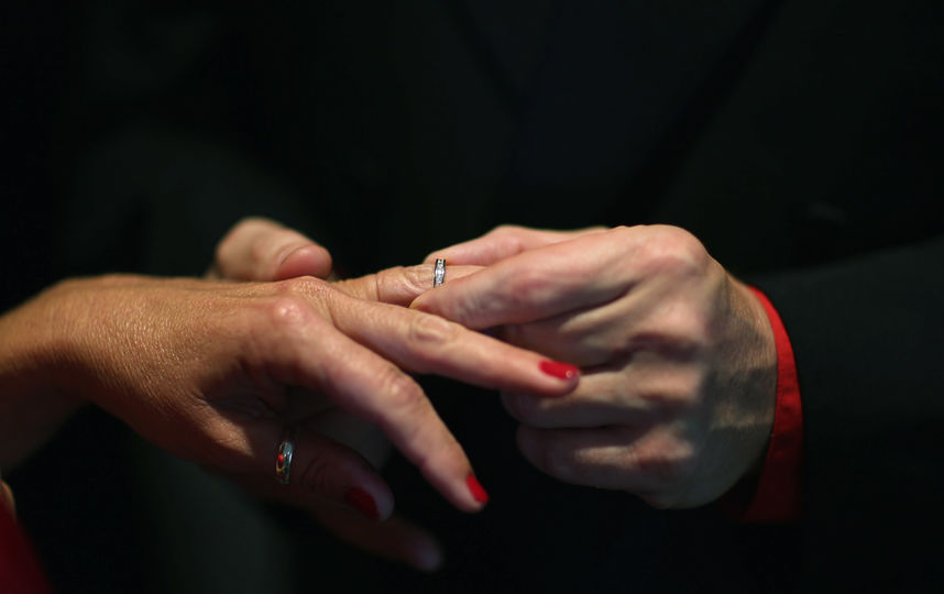 Женщины, у которых указательный палец левой руки значительно длиннее безымянного, склонны "ходить налево". Фото Getty